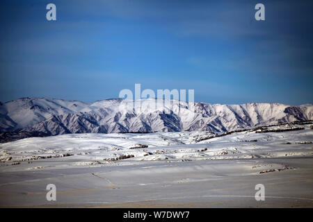 Les manteaux de neige sur le versant nord de la partie orientale de la Tian Shan (''Montagne du ciel'') dans la montagne du comté de Balikun, Hami, ville du nord-ouest de la Chine" Banque D'Images