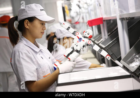 Des travailleurs chinois produisent des robots sur la chaîne de montage de la plus grande base de production pour des robots robotique PartnerX Shanghai Co., Ltd. à Changzhou Banque D'Images
