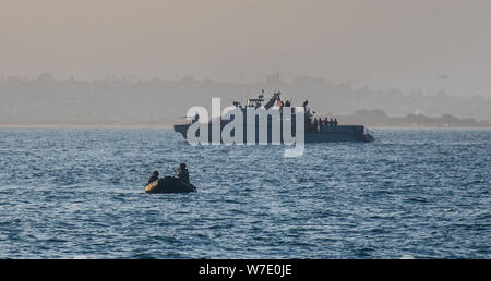 190801-N-NT795-501 SAN DIEGO (Août 1, 2019) marins affectés à l'Escadron fluviales côtières (CRS) 3, lancez l'attaque en caoutchouc de combat classique (CCRR) au cours des véhicules sous-marins UUV (opérations) avec l'unité mobile de destruction des engins explosifs, 1 dans le cadre de la formation offerte par l'unité fluviale côtière Group (CRG) 1 Unité de formation et d'évaluation. La Force est une rivière côtière marine base capacité qui fournit la sécurité, le port de port et de sécurité des biens de grande valeur, et l'opération de sécurité maritime dans les zones côtières et les eaux intérieures. Neutralisation de la Marine américaine est la plus importante force de combat pour eliminatin Banque D'Images