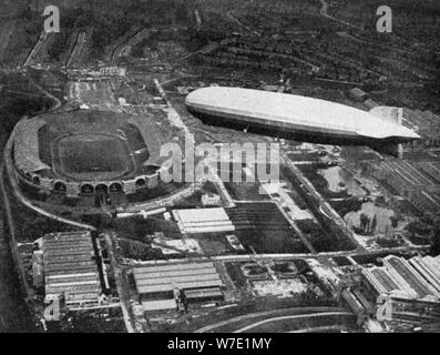 Dirigeable allemand 'Graf Zeppelin' survolant Wembley lors de la finale de la FA Cup, Londres, 1930.Artiste : presse centrale Banque D'Images