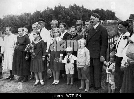 Adolf Hitler la visite d'une famille d'agriculteurs dans l'Est de la Prusse, l'Allemagne, 1936. Artiste : Inconnu Banque D'Images