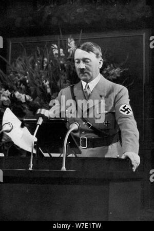 Adolf Hitler fait un discours, Nuremberg, Allemagne, 1935. Artiste : Inconnu Banque D'Images