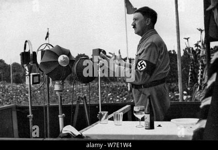 Adolf Hitler sur le peuple allemand au congrès de Nuremberg, Allemagne, 1935. Artiste : Inconnu Banque D'Images