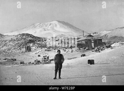 L'explorateur britannique Ernest Shackleton au cap Royds, camp de base de l'Antarctique, 1908. Artiste : Inconnu Banque D'Images