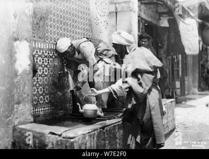 Les personnes qui reçoivent de l'eau d'un puits, Rabat, Maroc, c1920s-c1930s( ?). Artiste : Inconnu Banque D'Images