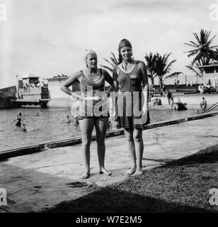 Deux femmes en maillot à côté d'une piscine, Balboa, Panama, 1931. Artiste : Inconnu Banque D'Images