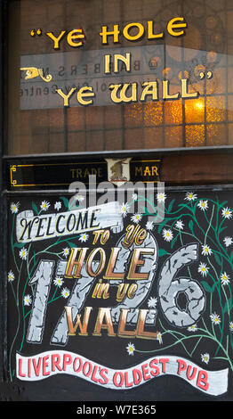 Fenêtre d'Ye Ye dans le trou à Liverpool pub murale Banque D'Images