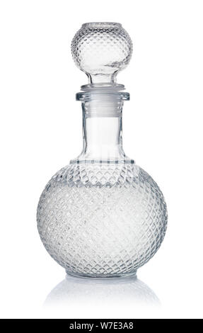 Carafe en cristal de vodka isolated on white Banque D'Images