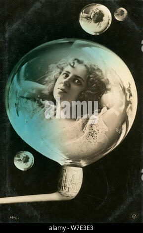 Femme reflète dans une bulle, carte postale, c1890-c1909( ?). Artiste : Inconnu Banque D'Images