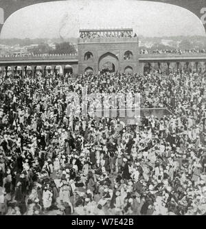 Dans la cour de la mosquée Jumma, Delhi, Inde, 1903. Artiste : Underwood & Underwood Banque D'Images