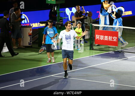 Le joueur de tennis suisse Roger Federer est représenté au cours de journée Famiy Rolex Masters de Shanghai au stade Qizhong à Shanghai, Chine, le 7 octobre 2017. Banque D'Images