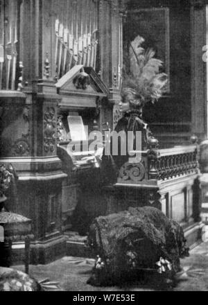 La Reine de la Roumanie joue de l'orgue, 1904. Artiste : Inconnu Banque D'Images