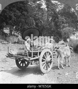 Voyage en famille à travers la jungle près de Mingun, Birmanie, 1908. Artiste : Stéréo de Voyage Banque D'Images