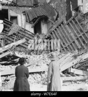 Maison détruite par une bombe, Armentières, en France, la Première Guerre mondiale, c1914-c1918. Artiste : Nightingale & Co Banque D'Images