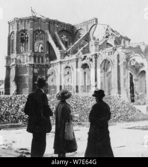 Dommages à l'église de Notre-Dame, Armentières, en France, la Première Guerre mondiale, c1914-c1918. Artiste : Nightingale & Co Banque D'Images