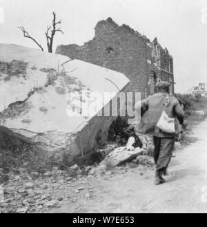 Blockhaus détruit par une mine, Lomme, près d'Armentières, en France, la Première Guerre mondiale, c1914-c1918. Artiste : Nightingale & Co Banque D'Images