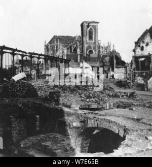 Endommagé à l'extérieur de l'église de St Vaast, Armentières, en France, la Première Guerre mondiale, c1914-c1918 Artiste : Nightingale & Co Banque D'Images