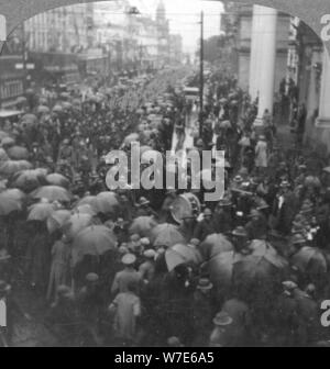 Les troupes britanniques défilant sur l'Adderley Street, Cape Town, Afrique du Sud, la Première Guerre mondiale, c1914-c1918. Artiste : Éditeurs Voyages réaliste Banque D'Images