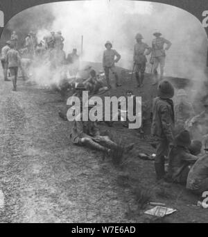 "Tôt le matin, des feux de camp et petit-déjeuner dans le golfe Persique", la Première Guerre mondiale, c1914-c1918. Artiste : Éditeurs Voyages réaliste Banque D'Images