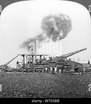 Chemin de fer de 16 pouces britannique d'armes à feu dans l'action, la Première Guerre mondiale, c1914-c1918. Artiste : Éditeurs Voyages réaliste Banque D'Images