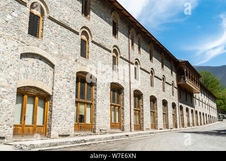 Vue extérieure du bâtiment inférieur Karavansaray à Sheki, Azerbaïdjan. Le bâtiment date du 18ème siècle. Banque D'Images