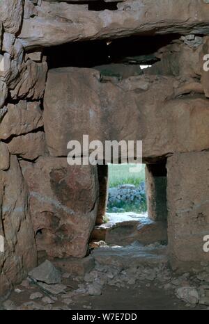 Naveta à Els Tudons, une vue de l'intérieur, c.2000 BC. Artiste : Inconnu Banque D'Images