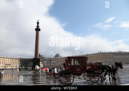 Promenades en calèche dans la place du Palais, Saint Petersbourg, Russie, 2011. Artiste : Sheldon Marshall Banque D'Images