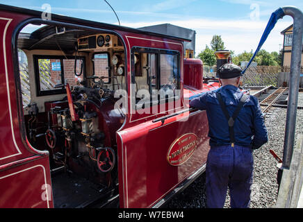 Un train à vapeur de remplissage avec de l'eau sur la bure Valley Railway Norfolk Banque D'Images