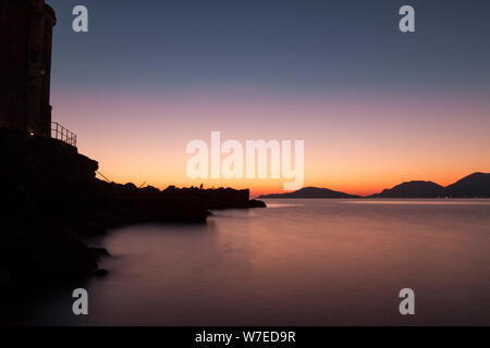 Paysage : l'Italie, sur la falaise au coucher du soleil d'hiver Banque D'Images