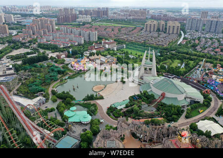 Xuzhou, Jiangsu, Chine. 6e août 2019. Jiangsu, Chine-photo aérienne montre Chine parc des dinosaures à Changzhou, Jiangsu province, le 5 août, 2019.fondée en 2000, Shanghai China Dinosaur Park est un parc à thème des dinosaures l'intégration de la vulgarisation scientifique, de divertissement et de performance.Il est connu sous le nom de ''Jurassic orientale''.Le parc a sept secteurs thématiques, plus de 50 projets d'extrême, plus de 10 différents styles de spectacles à thème chaque jour. Crédit : SIPA Asie/ZUMA/Alamy Fil Live News Banque D'Images