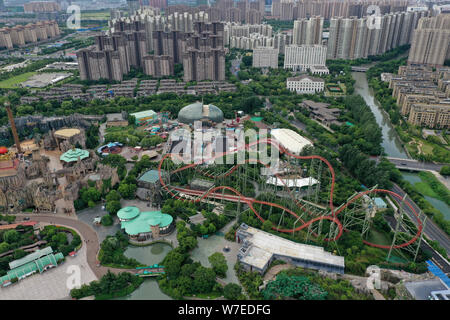Xuzhou, Jiangsu, Chine. 6e août 2019. Jiangsu, Chine-photo aérienne montre Chine parc des dinosaures à Changzhou, Jiangsu province, le 5 août, 2019.fondée en 2000, Shanghai China Dinosaur Park est un parc à thème des dinosaures l'intégration de la vulgarisation scientifique, de divertissement et de performance.Il est connu sous le nom de ''Jurassic orientale''.Le parc a sept secteurs thématiques, plus de 50 projets d'extrême, plus de 10 différents styles de spectacles à thème chaque jour. Crédit : SIPA Asie/ZUMA/Alamy Fil Live News Banque D'Images