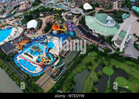Xuzhou, Jiangsu, Chine. 6e août 2019. Jiangsu, Chine-photo aérienne montre Chine parc des dinosaures à Changzhou, Jiangsu province, le 5 août, 2019.fondée en 2000, Shanghai China Dinosaur Park est un parc à thème des dinosaures l'intégration de la vulgarisation scientifique, de divertissement et de performance.Il est connu sous le nom de ''Jurassic orientale''.Le parc a sept secteurs thématiques, plus de 50 projets d'extrême, plus de 10 différents styles de spectacles à thème chaque jour. Crédit : SIPA Asie/ZUMA/Alamy Fil Live News Banque D'Images