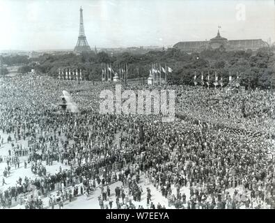 Le jour de la Victoire en Europe (Fête de la Victoire), Place de la Concorde, Paris, 8 mai 1945. Artiste : Inconnu Banque D'Images