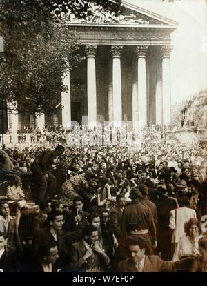 Le jour de la Victoire en Europe (Fête de la Victoire), Paris, 8 mai 1945. Artiste : Inconnu Banque D'Images