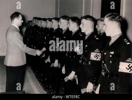 Sous-Führer Nazi Rudolf Hess rencontrer des membres de la jeunesse d'Hitler, l'Allemagne, janvier 1939. Artiste : Inconnu Banque D'Images