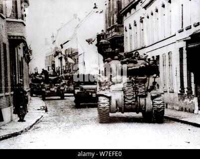 L'avance des chars polonais au travers de la ville de Tielt, Belgique, c1944. Artiste : Inconnu Banque D'Images