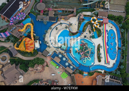 Xuzhou, Jiangsu, Chine. 6e août 2019. Jiangsu, Chine-photo aérienne montre Chine parc des dinosaures à Changzhou, Jiangsu province, le 5 août, 2019.fondée en 2000, Shanghai China Dinosaur Park est un parc à thème des dinosaures l'intégration de la vulgarisation scientifique, de divertissement et de performance.Il est connu sous le nom de ''Jurassic orientale''.Le parc a sept secteurs thématiques, plus de 50 projets d'extrême, plus de 10 différents styles de spectacles à thème chaque jour. Crédit : SIPA Asie/ZUMA/Alamy Fil Live News Banque D'Images