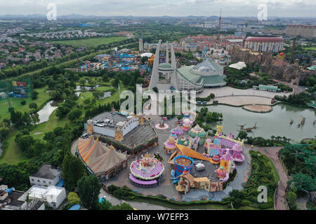 Xuzhou, Jiangsu, Chine. 6e août 2019. Jiangsu, Chine-photo aérienne montre Chine parc des dinosaures à Changzhou, Jiangsu province, le 5 août, 2019.fondée en 2000, Shanghai China Dinosaur Park est un parc à thème des dinosaures l'intégration de la vulgarisation scientifique, de divertissement et de performance.Il est connu sous le nom de ''Jurassic orientale''.Le parc a sept secteurs thématiques, plus de 50 projets d'extrême, plus de 10 différents styles de spectacles à thème chaque jour. Crédit : SIPA Asie/ZUMA/Alamy Fil Live News Banque D'Images