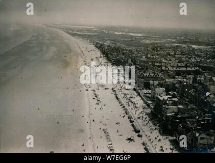 Vue aérienne des plages de Dunkerque pendant les cérémonies du 10e anniversaire, juin 1950. Artiste : Inconnu Banque D'Images