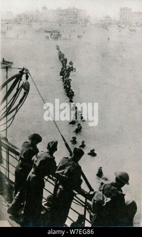 Les troupes alliées d'attendre un navire pendant l'évacuation de Dunkerque, 1940. Artiste : Inconnu Banque D'Images