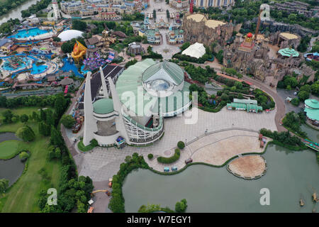 Xuzhou, Jiangsu, Chine. 6e août 2019. Jiangsu, Chine-photo aérienne montre Chine parc des dinosaures à Changzhou, Jiangsu province, le 5 août, 2019.fondée en 2000, Shanghai China Dinosaur Park est un parc à thème des dinosaures l'intégration de la vulgarisation scientifique, de divertissement et de performance.Il est connu sous le nom de ''Jurassic orientale''.Le parc a sept secteurs thématiques, plus de 50 projets d'extrême, plus de 10 différents styles de spectacles à thème chaque jour. Crédit : SIPA Asie/ZUMA/Alamy Fil Live News Banque D'Images