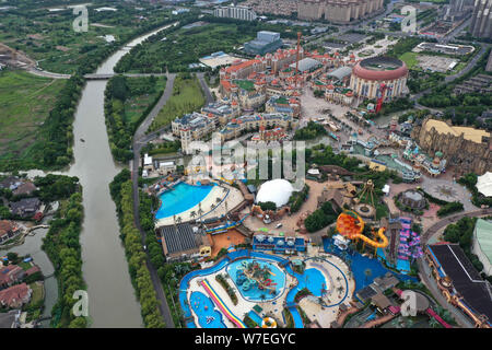 Xuzhou, Jiangsu, Chine. 6e août 2019. Jiangsu, Chine-photo aérienne montre Chine parc des dinosaures à Changzhou, Jiangsu province, le 5 août, 2019.fondée en 2000, Shanghai China Dinosaur Park est un parc à thème des dinosaures l'intégration de la vulgarisation scientifique, de divertissement et de performance.Il est connu sous le nom de ''Jurassic orientale''.Le parc a sept secteurs thématiques, plus de 50 projets d'extrême, plus de 10 différents styles de spectacles à thème chaque jour. Crédit : SIPA Asie/ZUMA/Alamy Fil Live News Banque D'Images