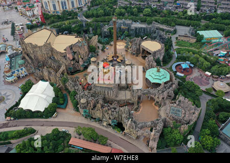 Xuzhou, Jiangsu, Chine. 6e août 2019. Jiangsu, Chine-photo aérienne montre Chine parc des dinosaures à Changzhou, Jiangsu province, le 5 août, 2019.fondée en 2000, Shanghai China Dinosaur Park est un parc à thème des dinosaures l'intégration de la vulgarisation scientifique, de divertissement et de performance.Il est connu sous le nom de ''Jurassic orientale''.Le parc a sept secteurs thématiques, plus de 50 projets d'extrême, plus de 10 différents styles de spectacles à thème chaque jour. Crédit : SIPA Asie/ZUMA/Alamy Fil Live News Banque D'Images