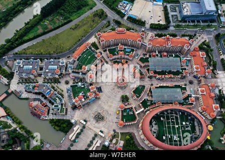 Xuzhou, Jiangsu, Chine. 6e août 2019. Jiangsu, Chine-photo aérienne montre Chine parc des dinosaures à Changzhou, Jiangsu province, le 5 août, 2019.fondée en 2000, Shanghai China Dinosaur Park est un parc à thème des dinosaures l'intégration de la vulgarisation scientifique, de divertissement et de performance.Il est connu sous le nom de ''Jurassic orientale''.Le parc a sept secteurs thématiques, plus de 50 projets d'extrême, plus de 10 différents styles de spectacles à thème chaque jour. Crédit : SIPA Asie/ZUMA/Alamy Fil Live News Banque D'Images