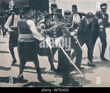 Arrestation de Gavrilo Princip, assassin de l'archiduc François-Ferdinand, 1914. Artiste : Inconnu Banque D'Images