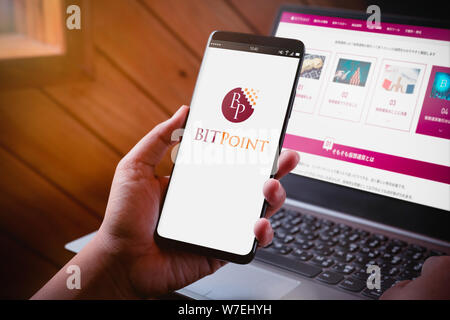 Bangkok, Thaïlande - 6 août 2019 : Hands holding Smartphone avec BitPoint BitPoint l'écran du logo et site web sur fond d'ordinateur portable. BitPoint est un Japane Banque D'Images