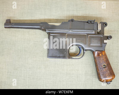 KIEV, UKRAINE - 23 juillet, 2019 : 1920 Mauser C96 (96 Construktion) pistolet dans le Musée à l'École Polytechnique de l'Université technique nationale ukrainienne Banque D'Images