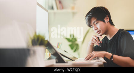 Vue rapprochée de photographe motivés à travailler sur son projet dans son bureau confortable Banque D'Images