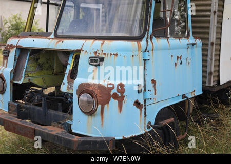 Bleu en décomposition à l'abandon, de l'Allemagne à l'extérieur du chariot Robur Banque D'Images