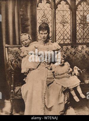 La Duchesse de York, avec ses deux fils, les Princes Edward et Albert, c1897 (1935). Artiste : Inconnu. Banque D'Images